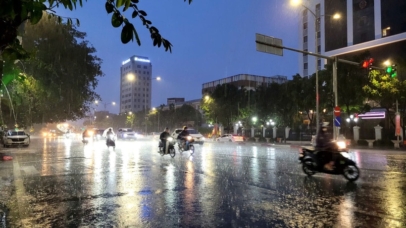 Thủ đô Hà Nội, đêm và sáng có lúc có mưa rào và dông, cục bộ có nơi mưa to. (Ảnh: Vietnam+)