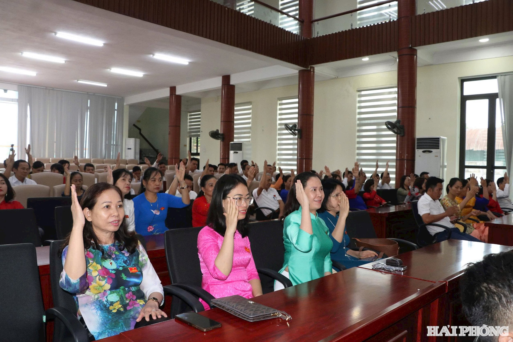 Các đại biểu HĐND xã Nam Sách biểu quyết thông qua nghị quyết chuyển đổi tên khu dân cư thành thôn