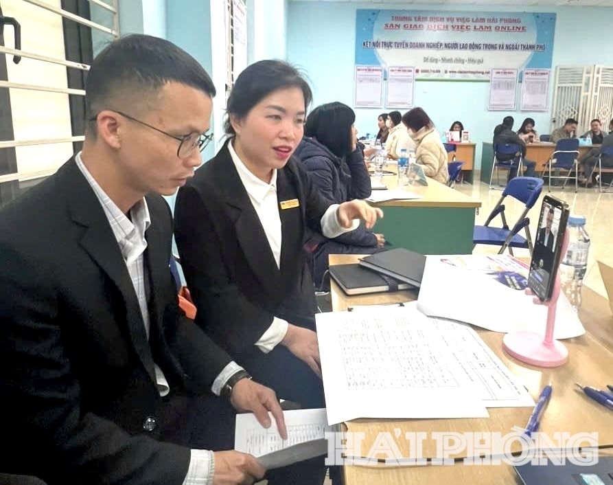 Cán bộ Trung tâm Dịch vụ việc làm Hải Phòng hỗ trợ người lao động phỏng vấn, ứng tuyển trực tuyến để làm việc tại khu công nghiệp, khu kinh tế trên địa bàn thành phố