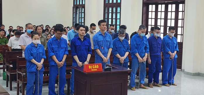 Xét xử vụ 14 cựu cán bộ hải quan tiếp tay cho buôn lậu- Ảnh 2. Xét xử vụ 14 cựu cán bộ hải quan tiếp tay cho buôn lậu- Ảnh 2.