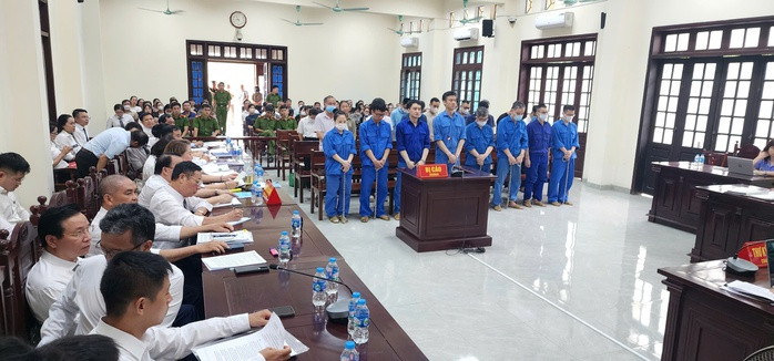 Xét xử vụ 14 cựu cán bộ hải quan tiếp tay cho buôn lậu- Ảnh 3. Xét xử vụ 14 cựu cán bộ hải quan tiếp tay cho buôn lậu- Ảnh 3.
