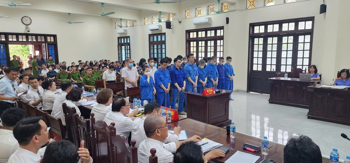 Xét xử vụ 14 cựu cán bộ hải quan tiếp tay cho buôn lậu- Ảnh 1. Xét xử vụ 14 cựu cán bộ hải quan tiếp tay cho buôn lậu- Ảnh 1.
