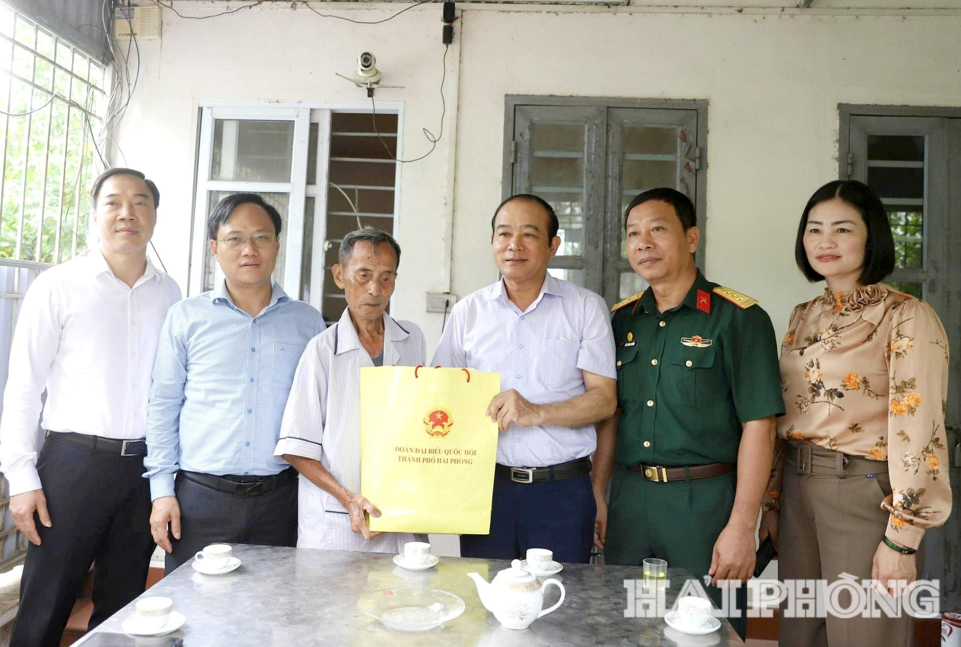 Ảnh báo in trang 2: Đồng chí Lã Thanh Tân, Phó Trưởng Đoàn chuyên trách Đoàn Đại biểu Quốc hội Hải Phòng trao quà cho ông Đặng Bá Xị. Ảnh: Phạm Cường