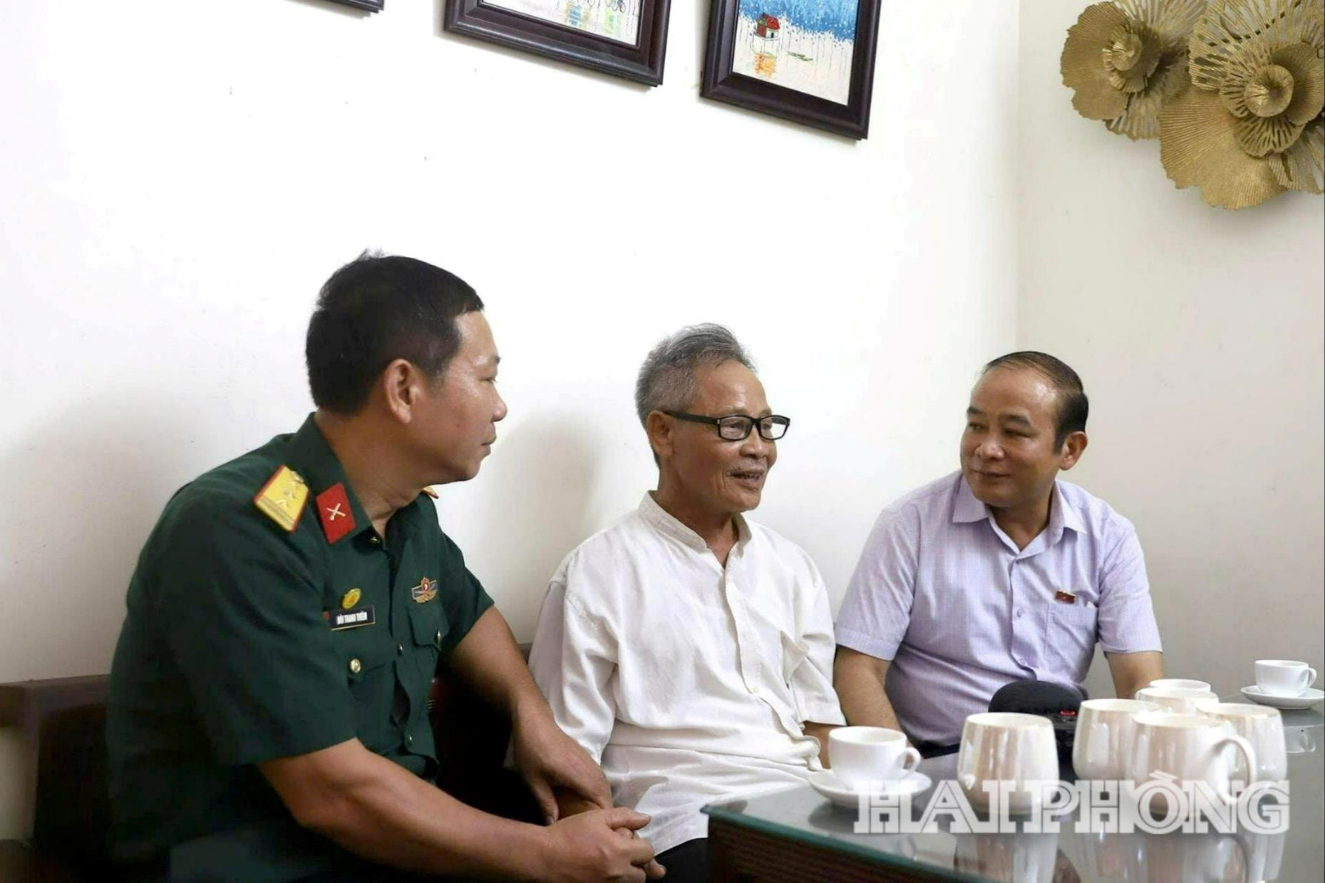 Đồng chí Lã Thanh Tân thăm hỏi, động viên ông Nguyễn Văn Mười