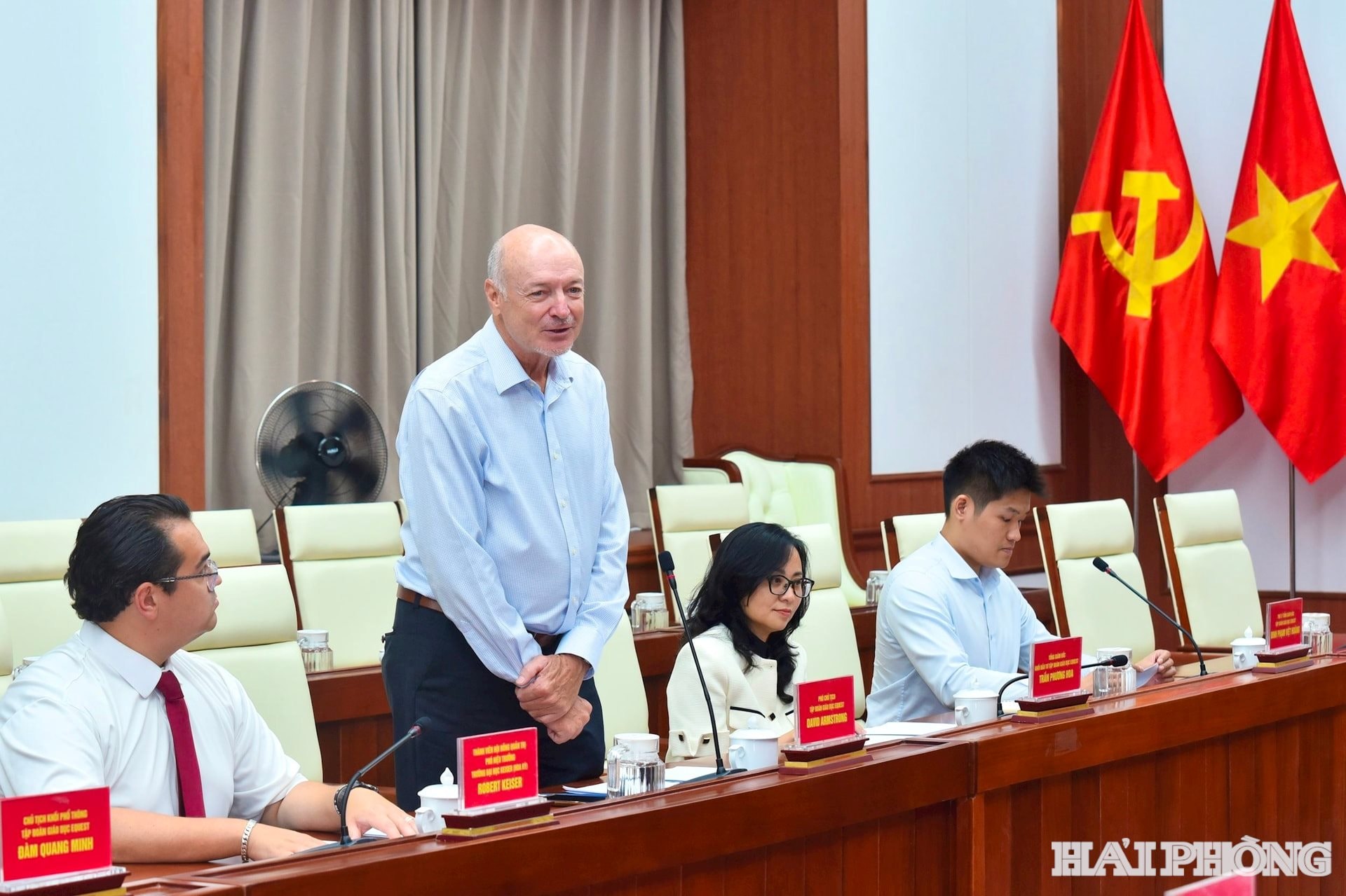 Ông David Armstrong, Phó Chủ tịch Tập đoàn Giáo dục EQuest phát biểu tại cuộc làm việc