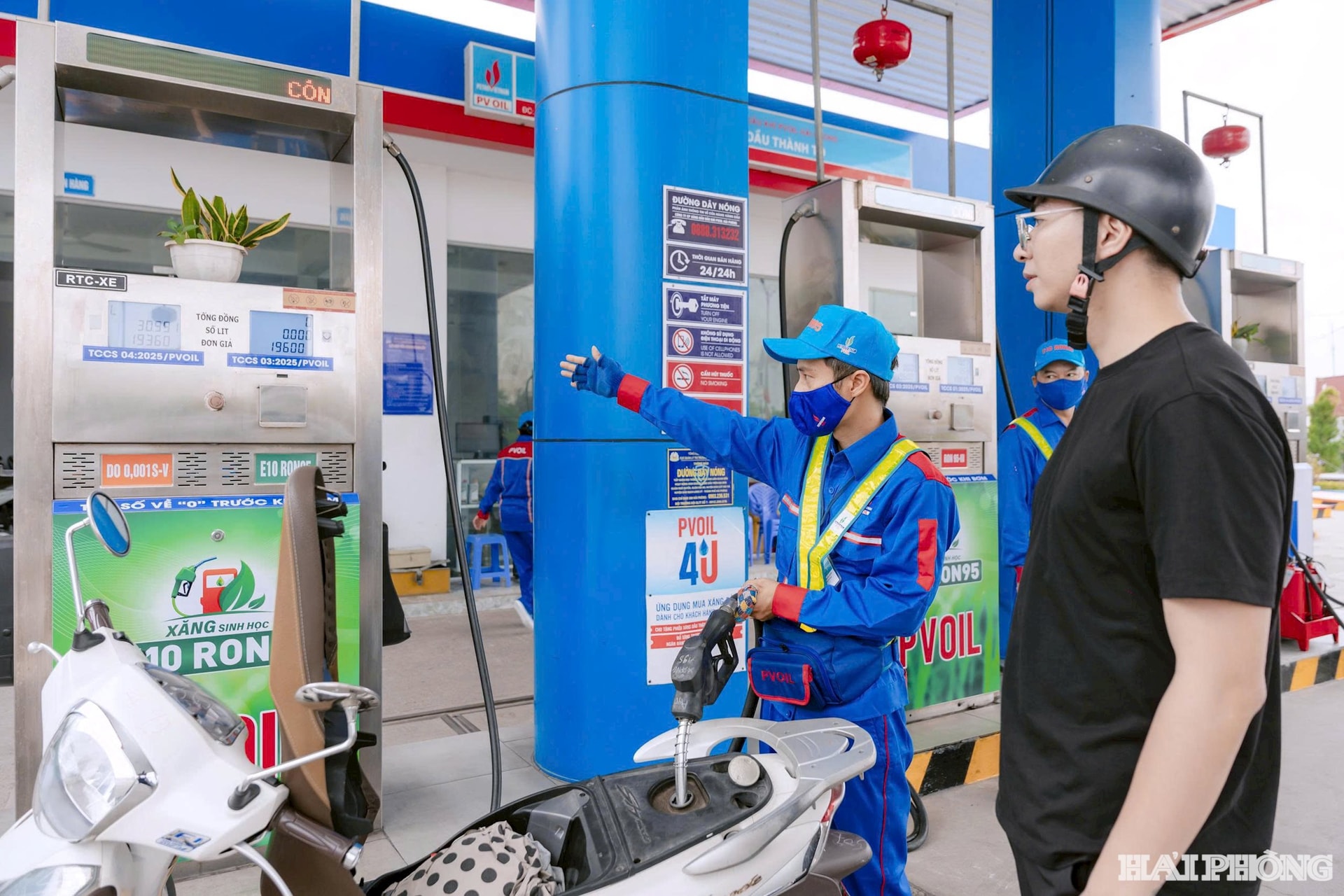 Khách hàng mua xăng sinh học E10 tại cửa hàng xăng dầu Thành Tô, phường Hải An.