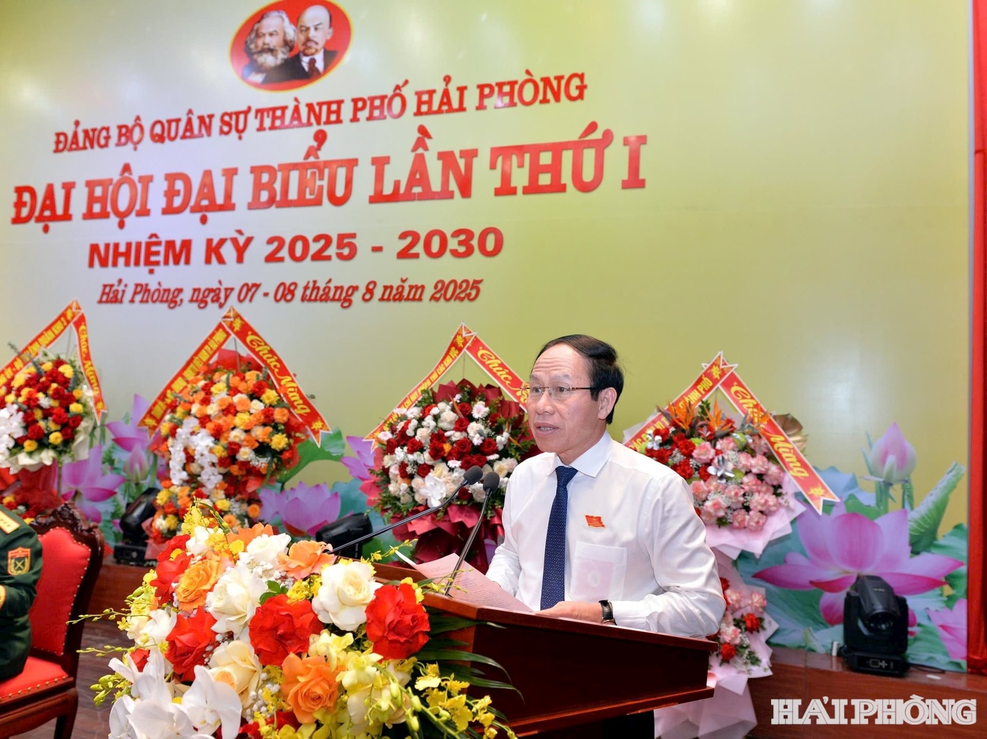 Đồng chí Lê Tiến Châu, Ủy viên Ban Chấp hành Trung ương Đảng, Bí thư Thành ủy, Trưởng đoàn Đại biểu Quốc hội thành phố, Bí thư Đảng ủy Quân sự thành phố phát biểu tại phiên trù bị