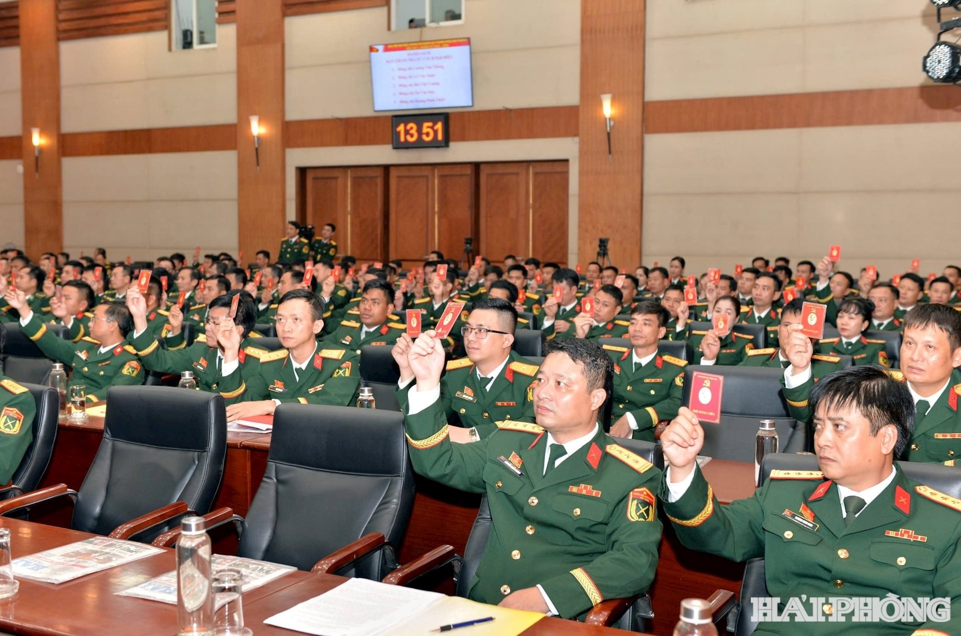 Các đại biểu biểu quyết thông qua chương trình Đại hội
