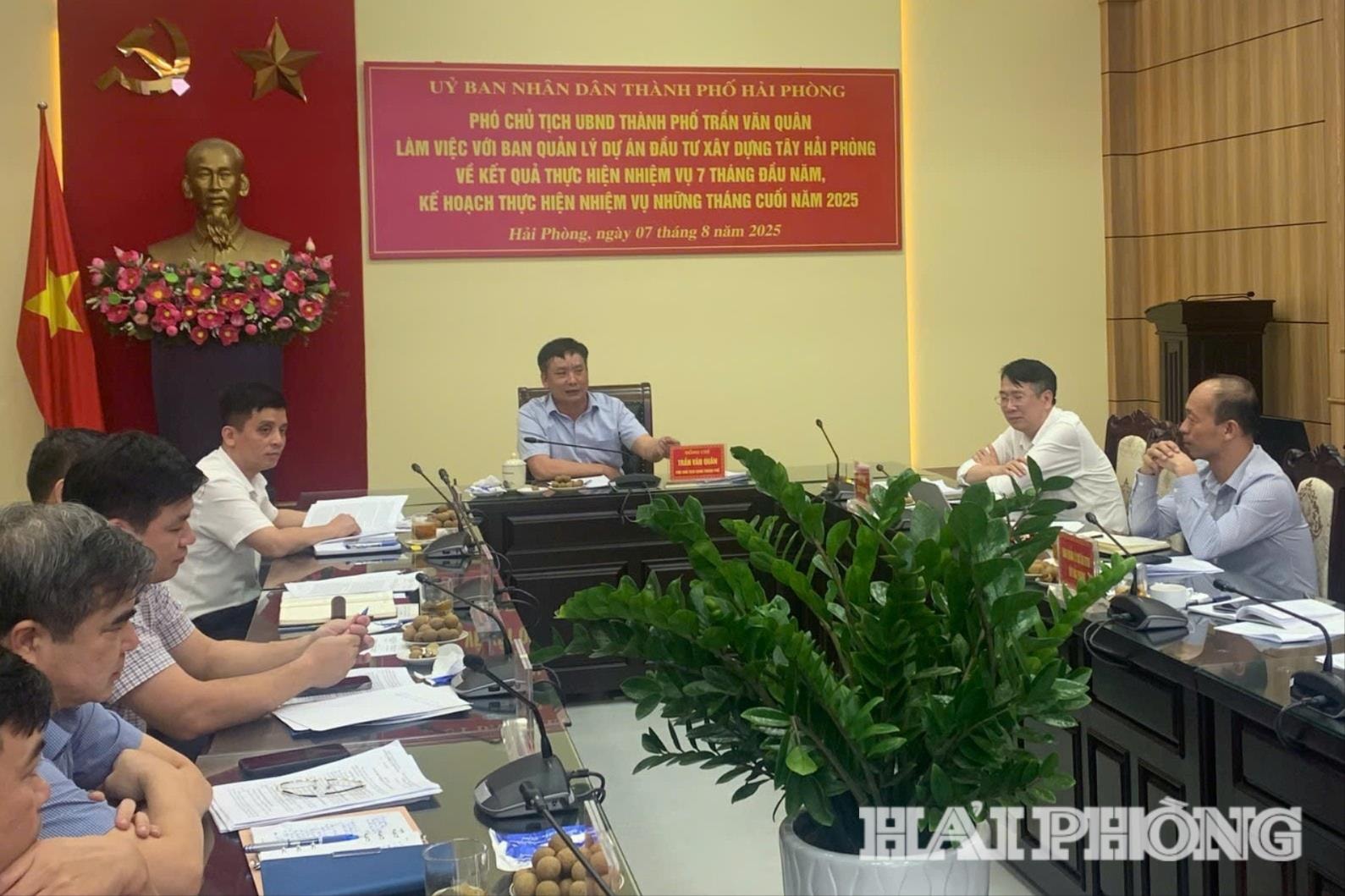 Đồng chí Trần Văn Quân, Phó chủ tịch UBND thành phố làm việc với Ban Quản lý dự án đầu tư xây dựng Tây thành phố.