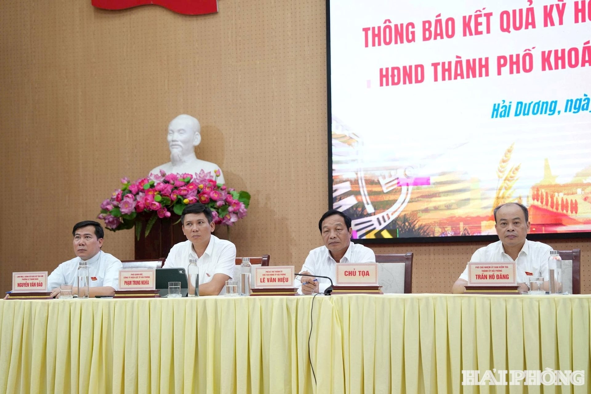 Đồng chí Chủ tịch HĐND thành phố Lê Văn Hiệu và các thành viên tổ đại biểu số 19 HĐND thành phố tiếp xúc cử tri