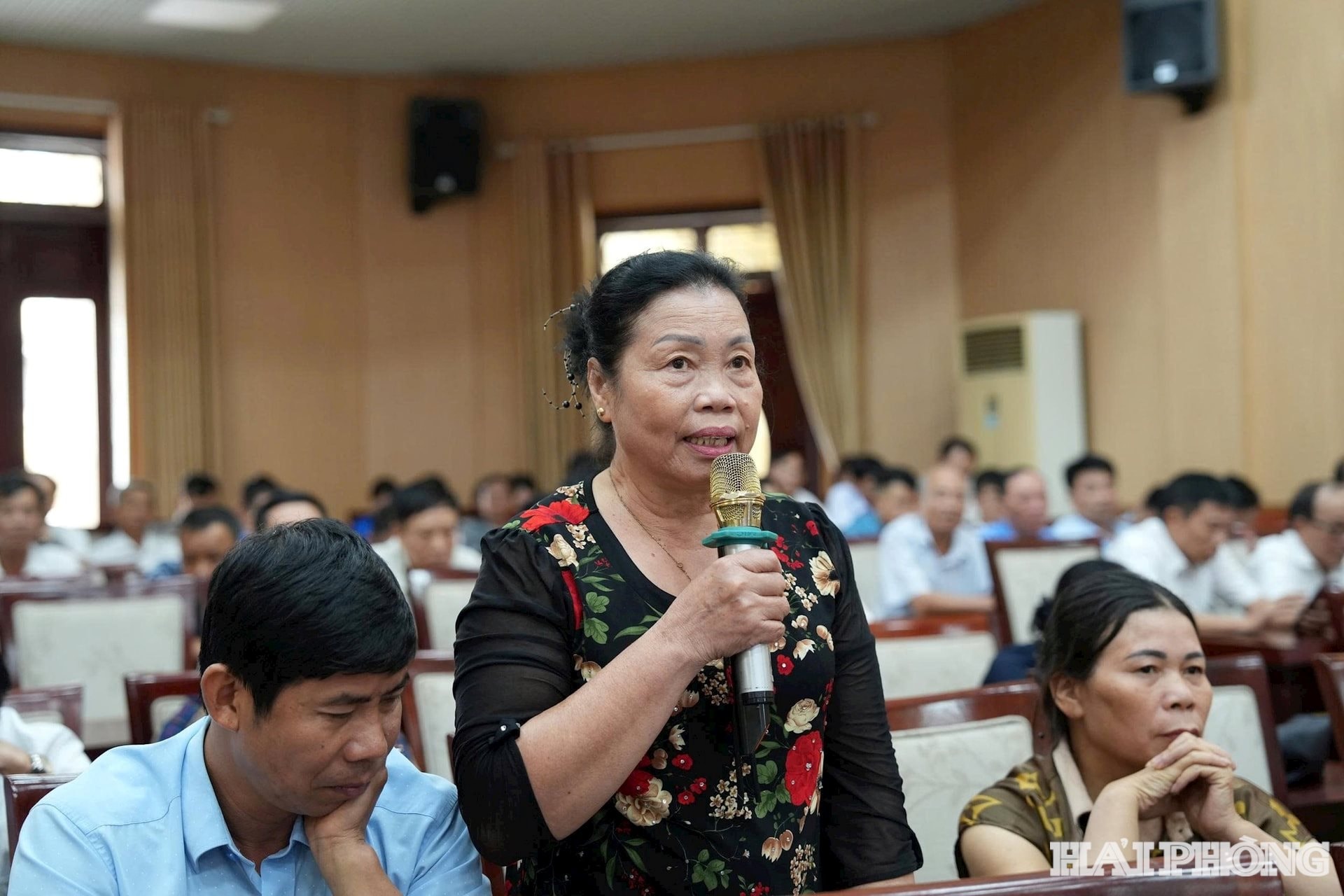 Cử tri phường Thạch Khôi phát biểu ý kiến về vấn đề dự án 'treo' và việc chậm cấp giấy chứng nhận quyền sử dụng đất
