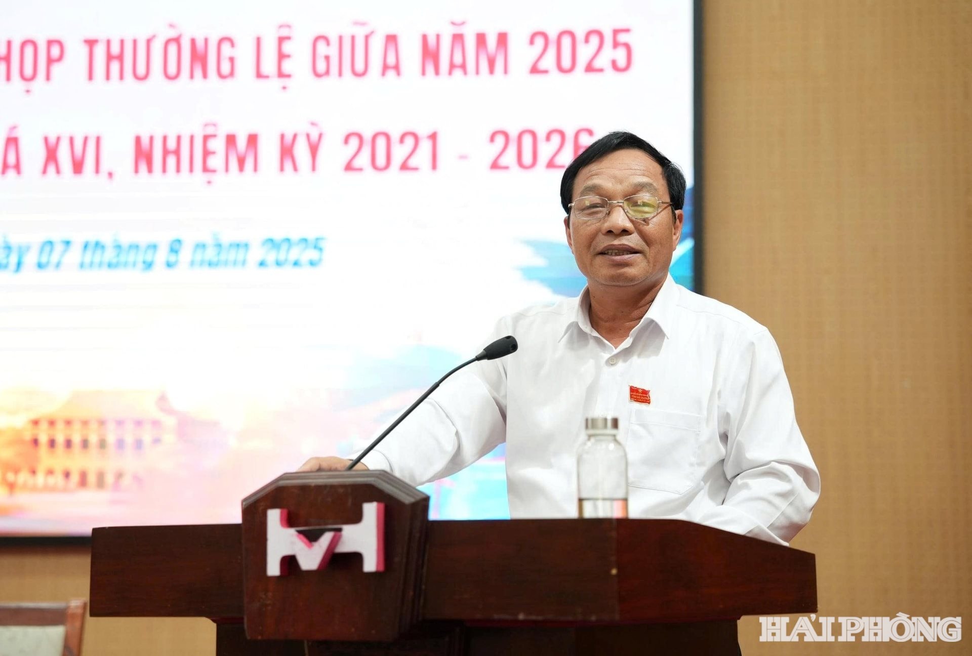 Đồng chí Lê Văn Hiệu, Chủ tịch HĐND thành phố Hải Phòng phát biểu tại buổi tiếp xúc cử tri