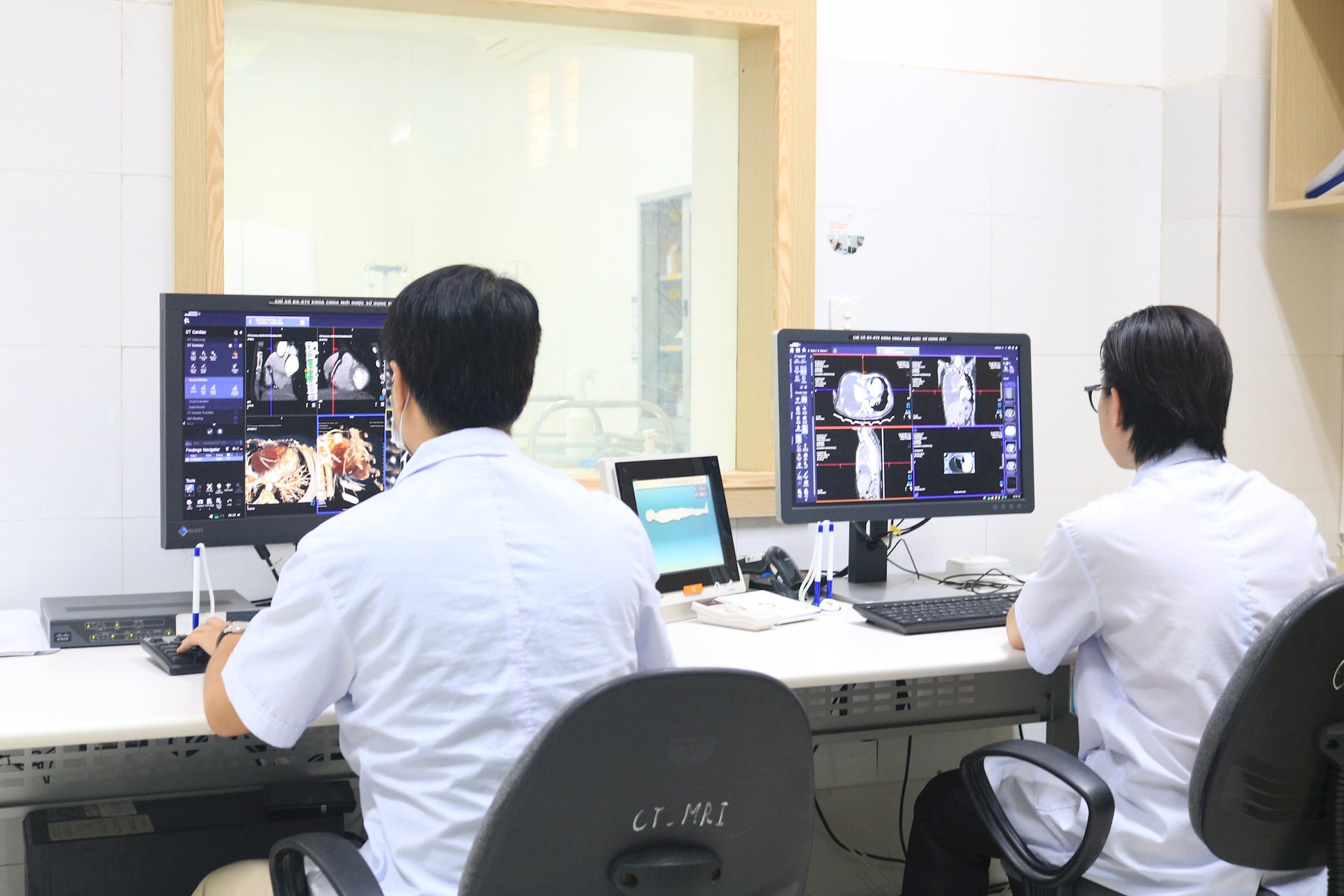 Kỹ thuật viên Khoa Chẩn đoán hình ảnh (Bệnh viện Hữu nghị Việt Tiệp) thực hiện số hóa kết quả xét nghiệm lâm sàng