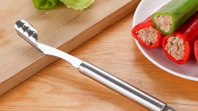 Sử dụng một dụng cụ lọc hạt ớt chuyên dụng để giúp tiết kiệm thời gian. (Ảnh: Shopee)
