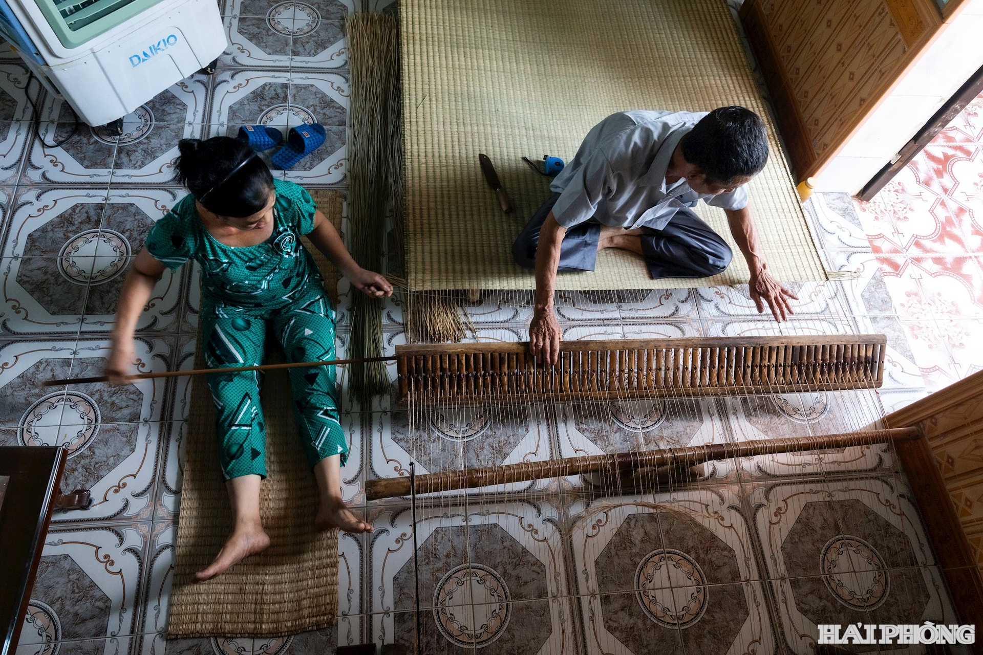 Vợ chồng ông Phạm Văn Thiếu và bà Nguyễn Thị Khuyên ngồi cạnh nhau, bàn tay thoăn thoắt luồn từng sợi cói, chao từng sợi đay. Hơn nửa thế kỷ qua, hai ông bà vẫn ngày ngày làm công việc ấy, thứ nghề đã ngấm vào máu từ khi cả hai mới 7 tuổi