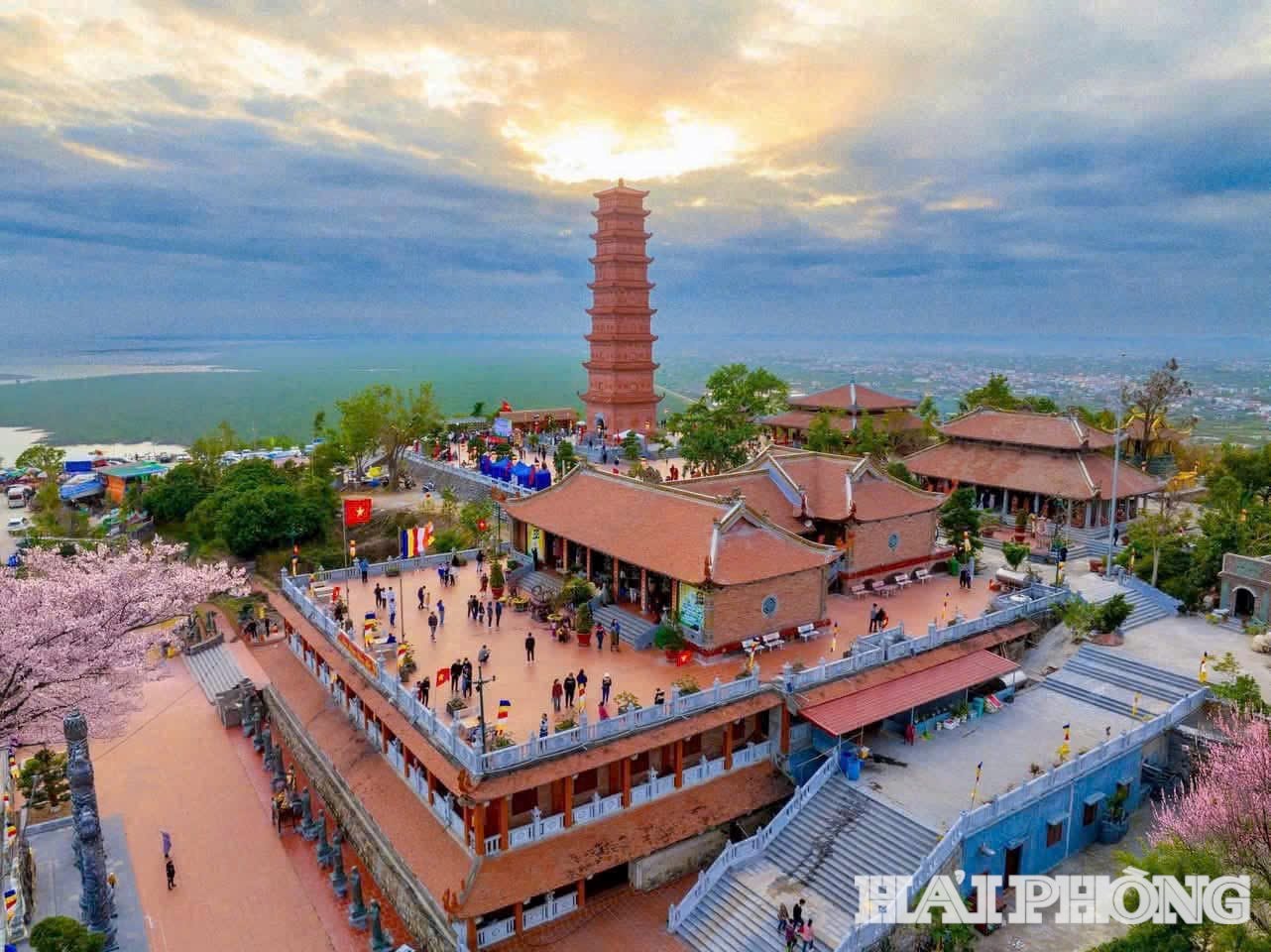 Chùa tháp Tường Long nằm trên đỉnh núi Ngọc là điểm du lịch tâm linh nổi tiếng của Đồ Sơn