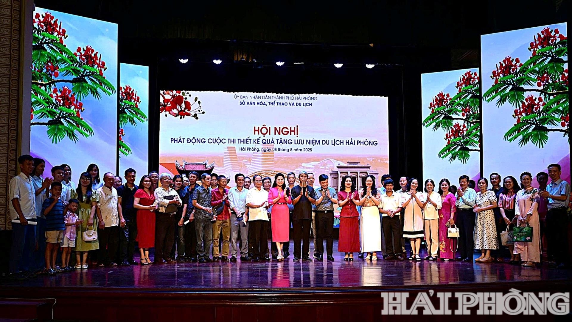 Các đại biểu và các nghệ nhân, nghệ sĩ tham gia lễ phát động cuộc thi