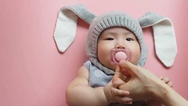 Những núm ti giả dành cho người lớn lớn hơn những núm ti giả thường được trẻ em sử dụng. (Nguồn: Shutterstock) ti-gia.jpg