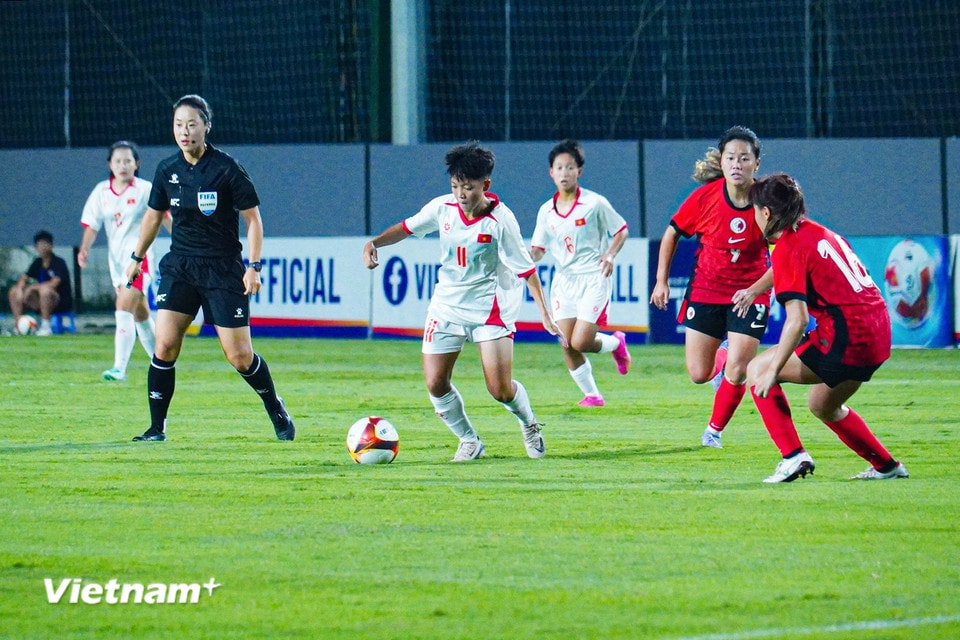 Được thi đấu trên sân nhà, các tuyển thủ U20 Nữ Việt Nam sớm tạo ra hàng loạt tình huống hãm thành nguy hiểm. (Ảnh: Việt Anh/Vietnam+)