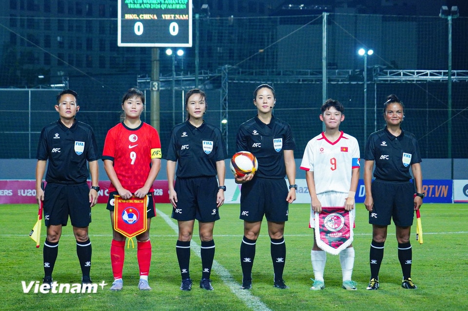 Tối 6/8, Đội tuyển U20 Nữ Việt Nam (áo trắng) tiếp đón đối thủ U20 Nữ Hong Kong (Trung Quốc) trong trận đấu thuộc khuôn khổ bảng B, Vòng loại U20 Nữ châu Á 2026. (Ảnh: Việt Anh/Vietnam+)