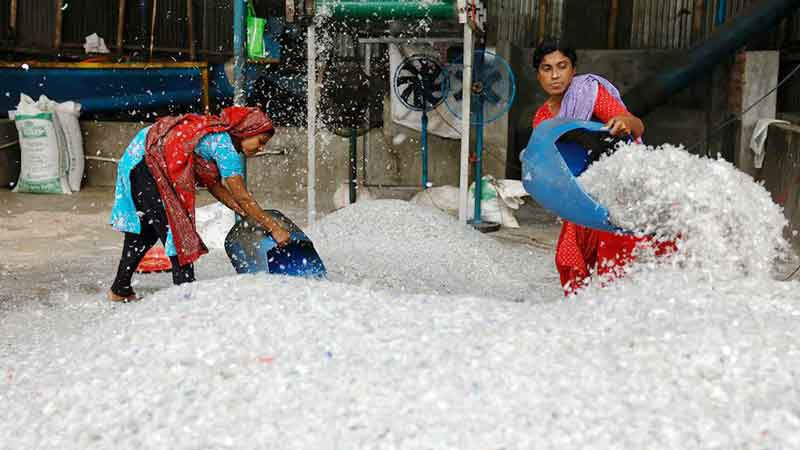 Công nhân làm việc tại nhà máy tái chế nhựa ở Bangladesh. Ảnh: Reuters