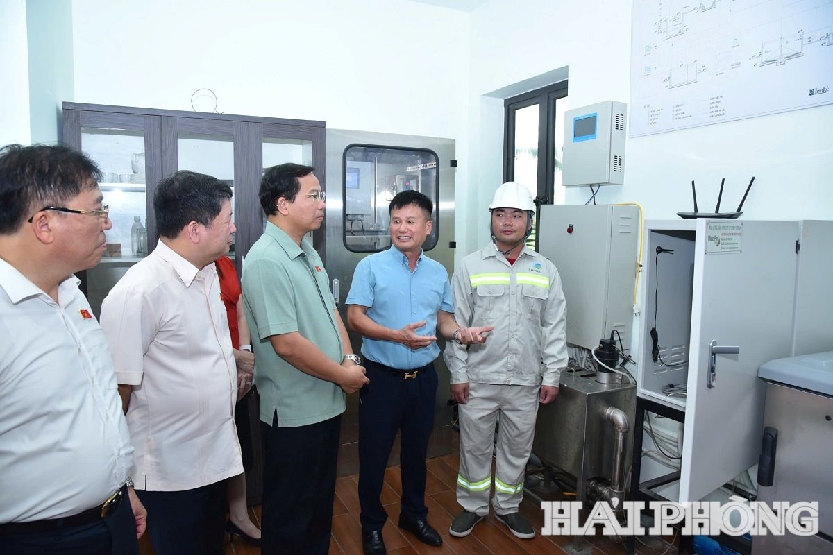 Khảo sát tại khu công nghiệp Nam Cầu Kiền, các đại biểu trong đoàn công tác số 3 của Quốc hội ấn tượng với mô hình khu công nghiệp sinh thái. Ảnh: TRUNG KIÊN