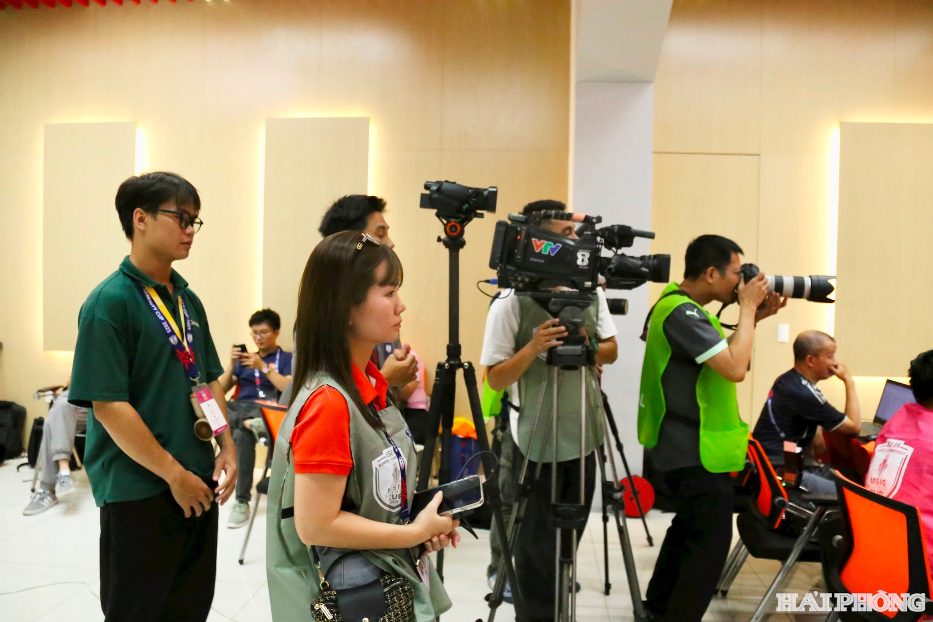 Không khí tác nghiệp bên trong phòng họp báo sau trận đấu giữa đội tuyển Campuchia và Thái Lan
