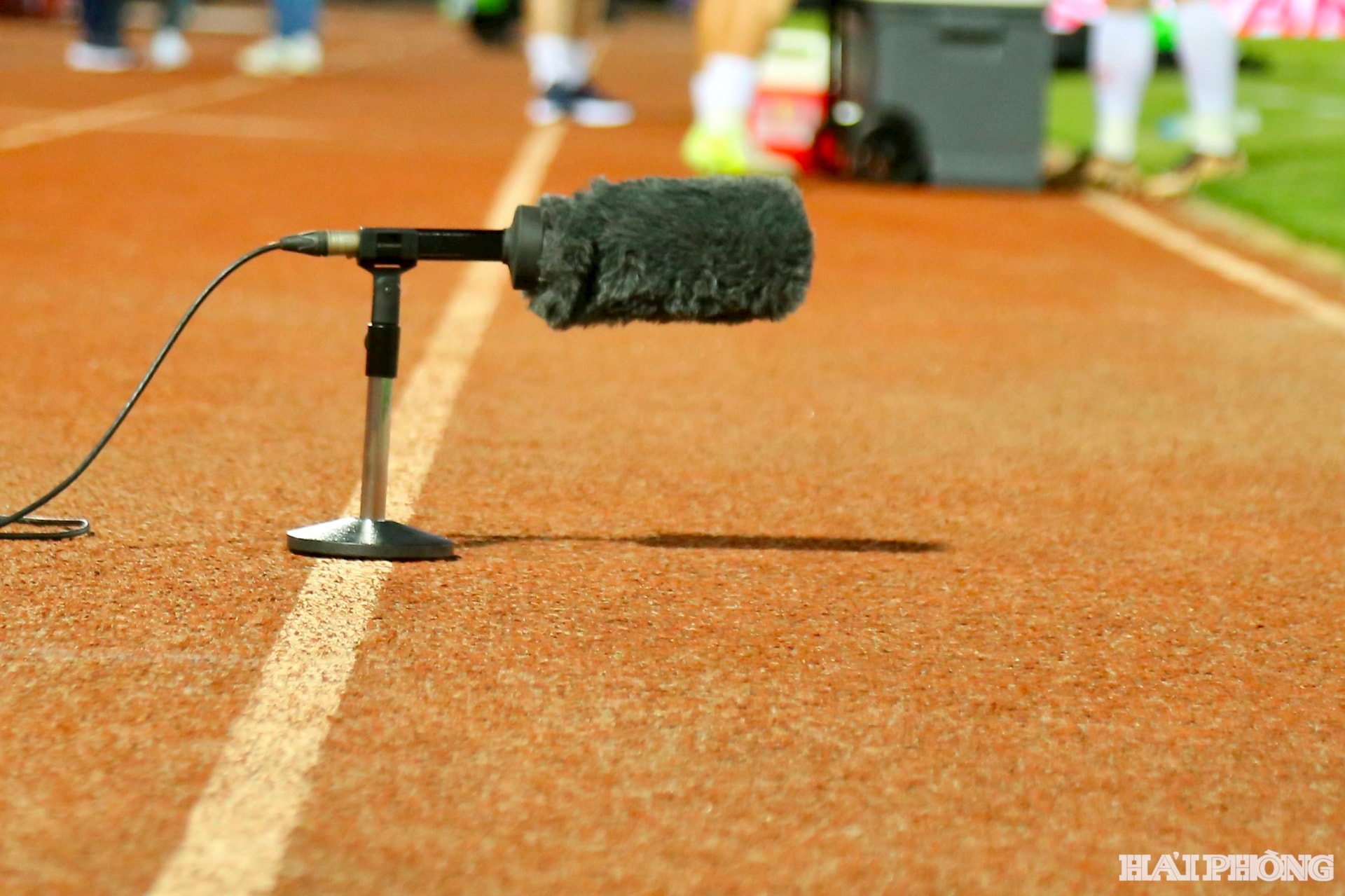 Những chiếc mic thu tiếng trực tiếp như thế này cũng được chuẩn bị đặt sát đường biên để ghi lại những âm thanh chất lượng nhất truyền tải tới các khán giả