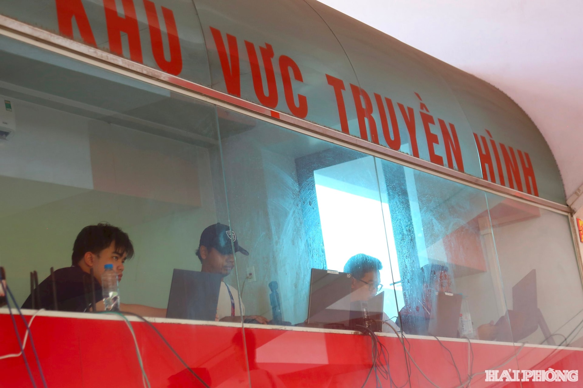 Khu vực tác nghiệp của phóng viên truyền hình trên khán đài