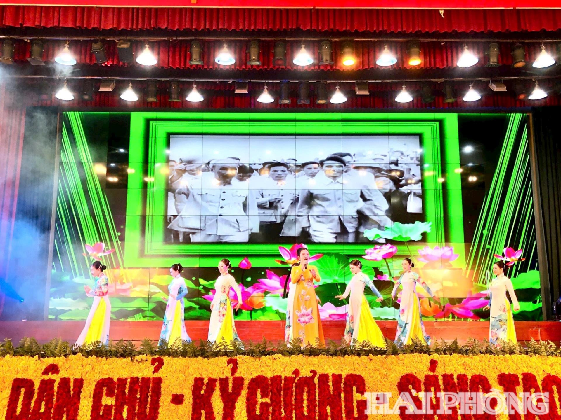 lien-hoan-van-nghe-1.jpg