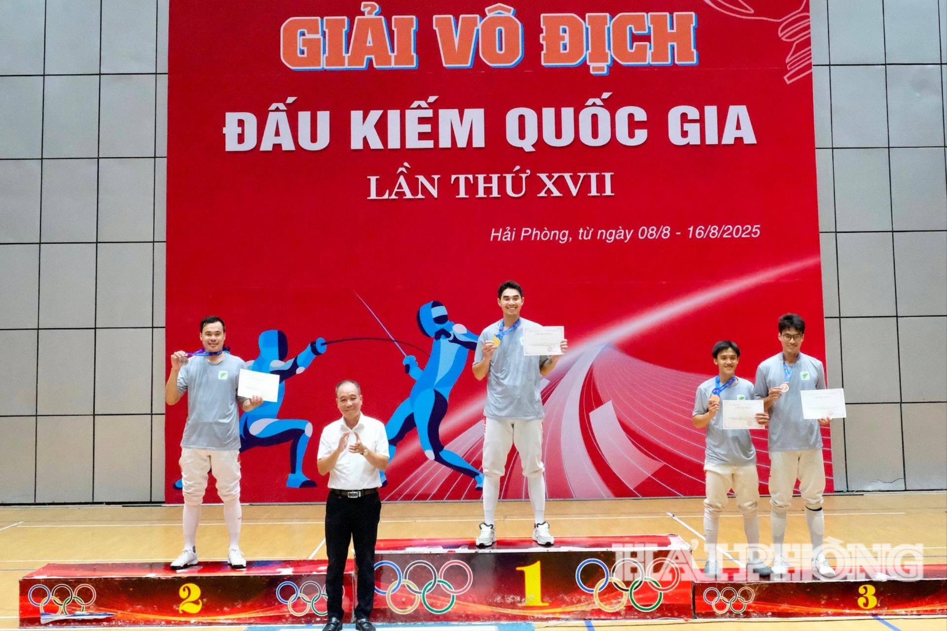 Phước Đến giành huy chương vàng nội dung cá nhân nam kiếm 3 cạnh trước người đồng đội Tiến Nhật của TP Hồ Chí Minh
