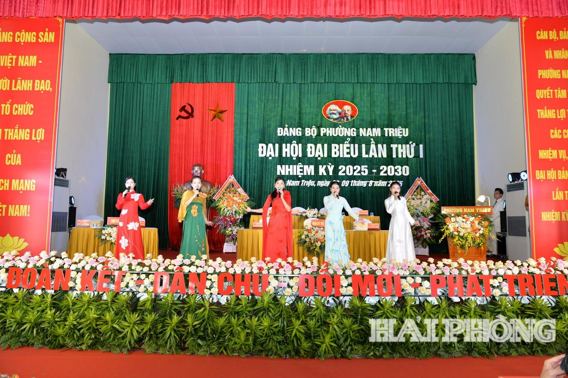 Tiết mục văn nghệ chào mừng tại Đại hội
