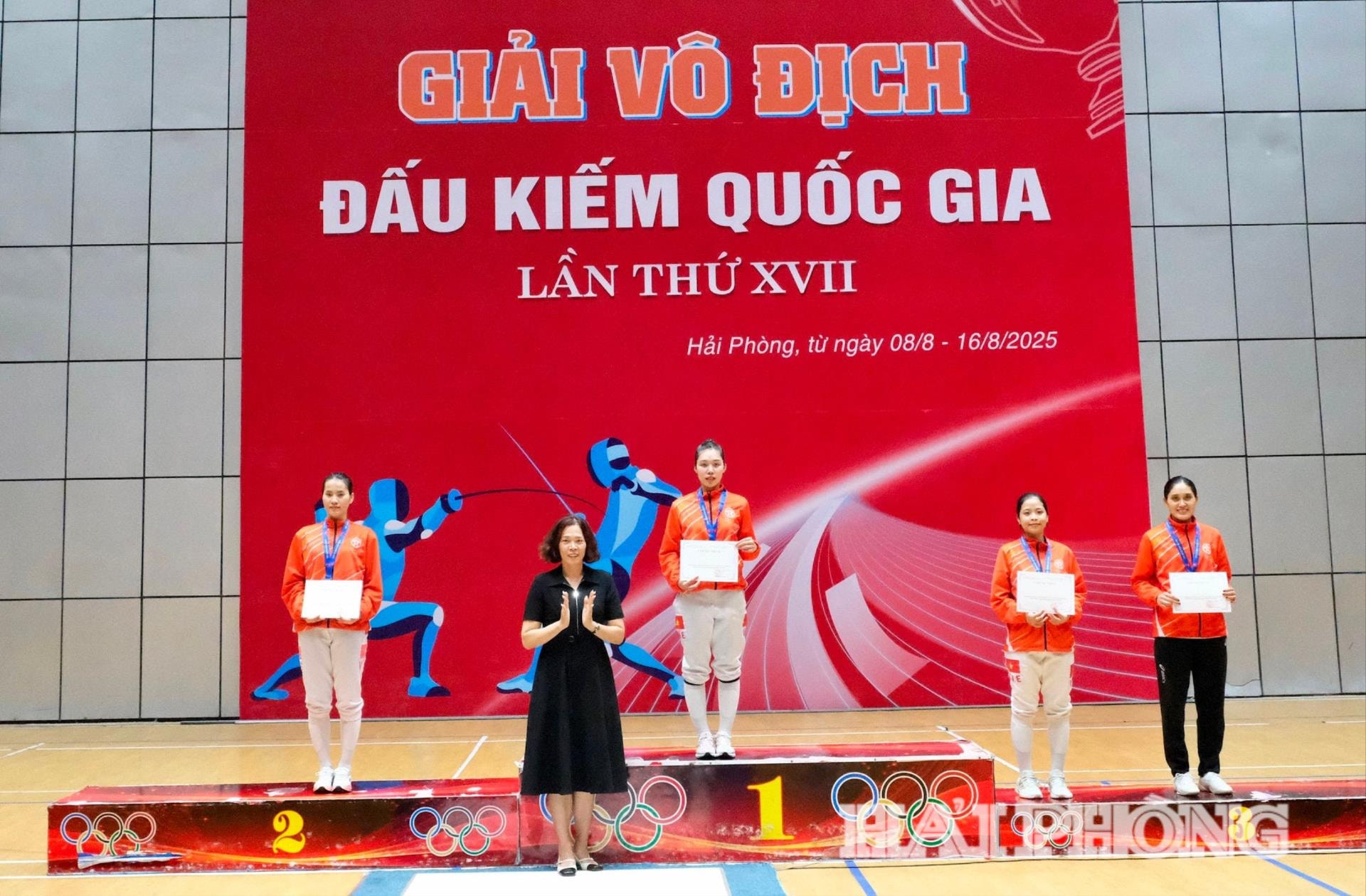 Ban tổ chức trao huy chương cho các kiếm thủ đoạt giải nội dung cá nhân nữ kiếm chém