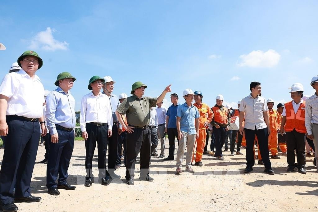 thu-tuong-kiem-tra-tien-do-thi-cong-du-an-duong-day-500-kv-lao-cai-vinh-yen3.jpg