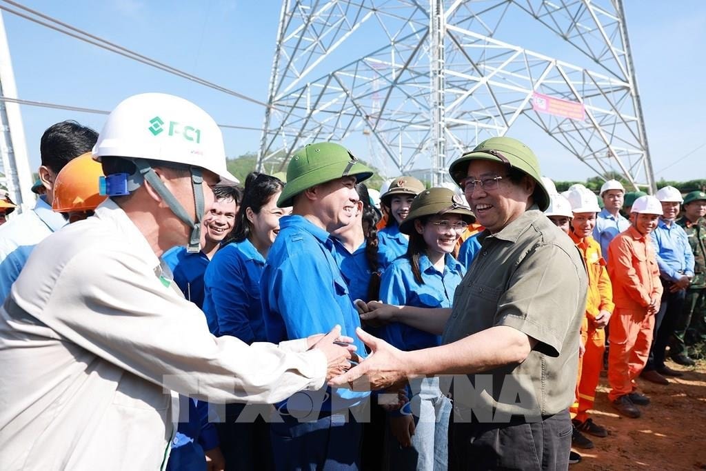 thu-tuong-kiem-tra-tien-do-thi-cong-du-an-duong-day-500-kv-lao-cai-vinh-yen4.jpg