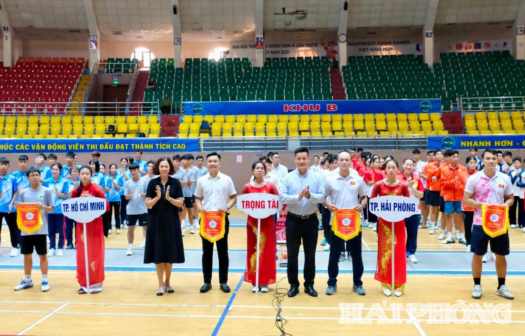 Ban tổ chức trao cờ lưu niệm cho các đoàn dự giải