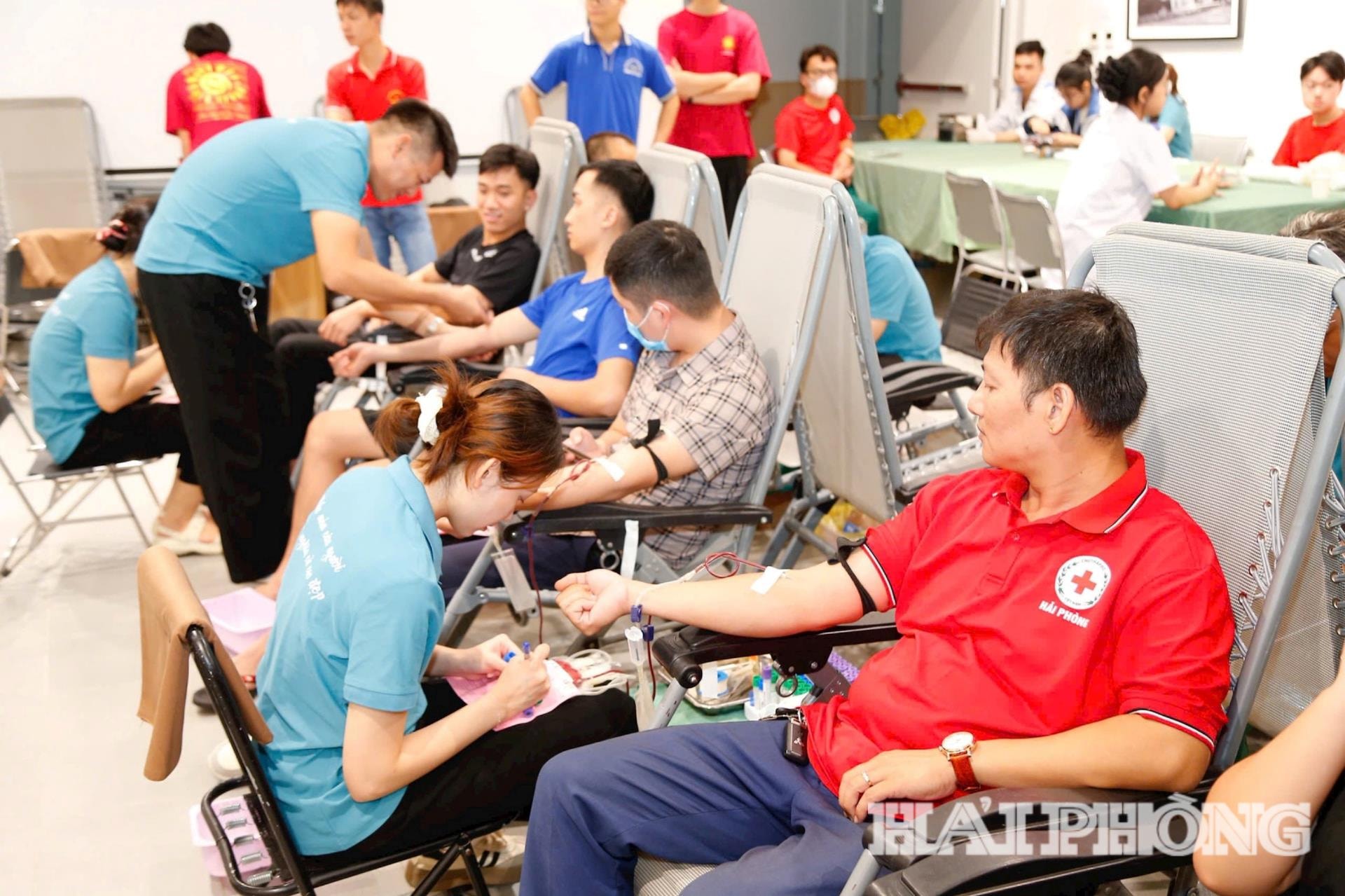 Hơn 300 cán bộ, hội viên chữ thập đỏ thành phố đăng ký tham gia hiến máu