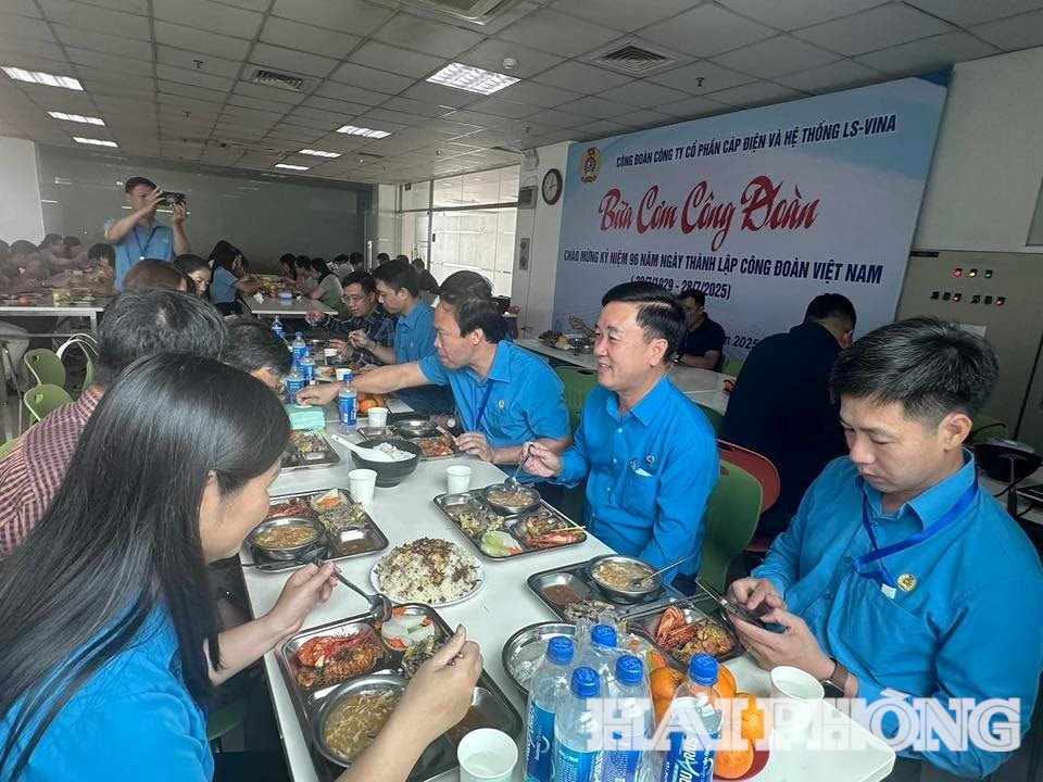bua-com-cong-doan-03.jpg