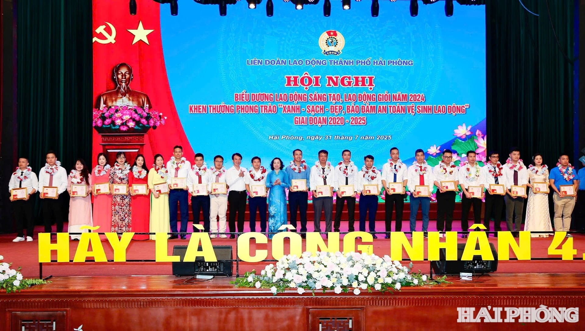 Lãnh đạo Tổng Liên đoàn Lao động Việt Nam và thành phố trao bằng công nhân 