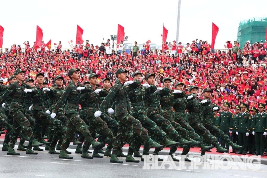 Chương trình Duyệt đội ngũ và Diễu hành quần chúng kỷ niệm 70 năm Ngày giải phóng Hải Phòng thu hút hàng vạn người tham gia