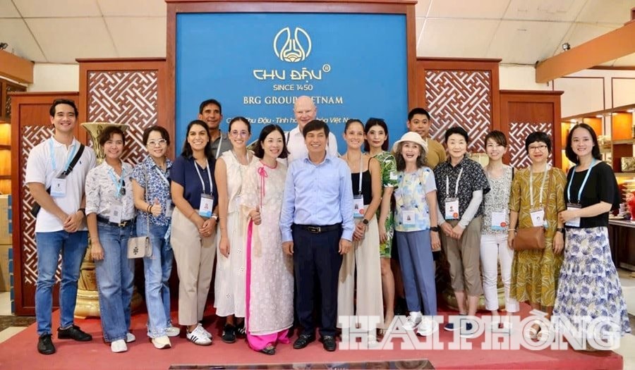 Đoàn khách quốc tế trong khuôn khổ ABAC III phấn khởi tham gia chuỗi hoạt động văn hóa, du lịch tại thành phố Hải Phòng