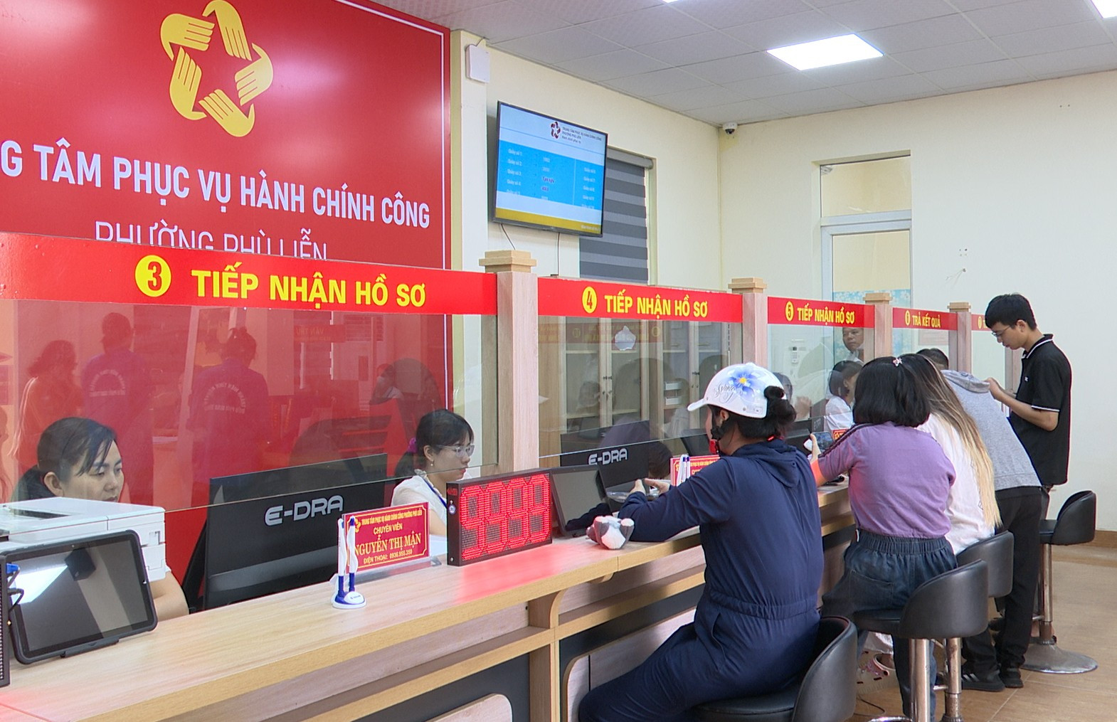Người dân làm thủ tục hành chính tại Trung tâm Phục vụ hành chính công phường Phù Liễn