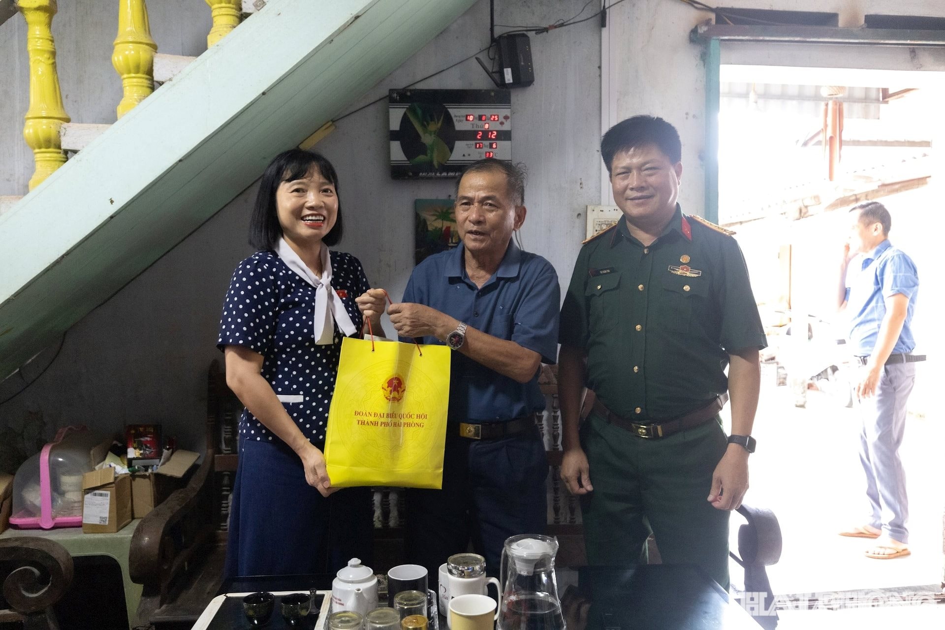 Đoàn trao quà tặng gia đình ông Nguyễn Hồng Phang