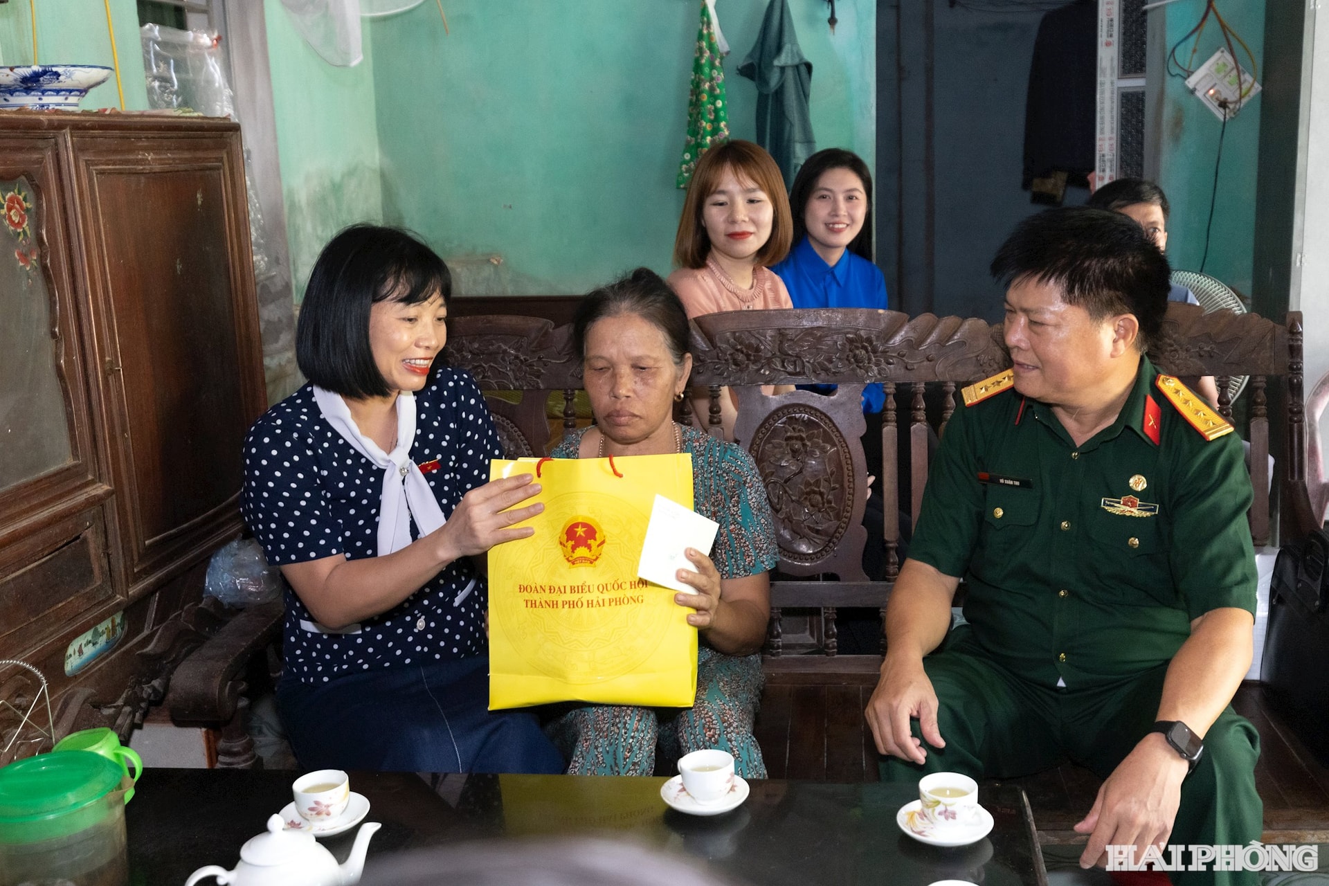 Ảnh báo in: Phó trưởng Đoàn chuyên trách Đoàn Đại biểu Quốc hội thành phố Hải Phòng Nguyễn Thị Việt Nga tặng quà cho gia đình bà Vũ Thị Tươi. Ảnh: Tuấn Anh