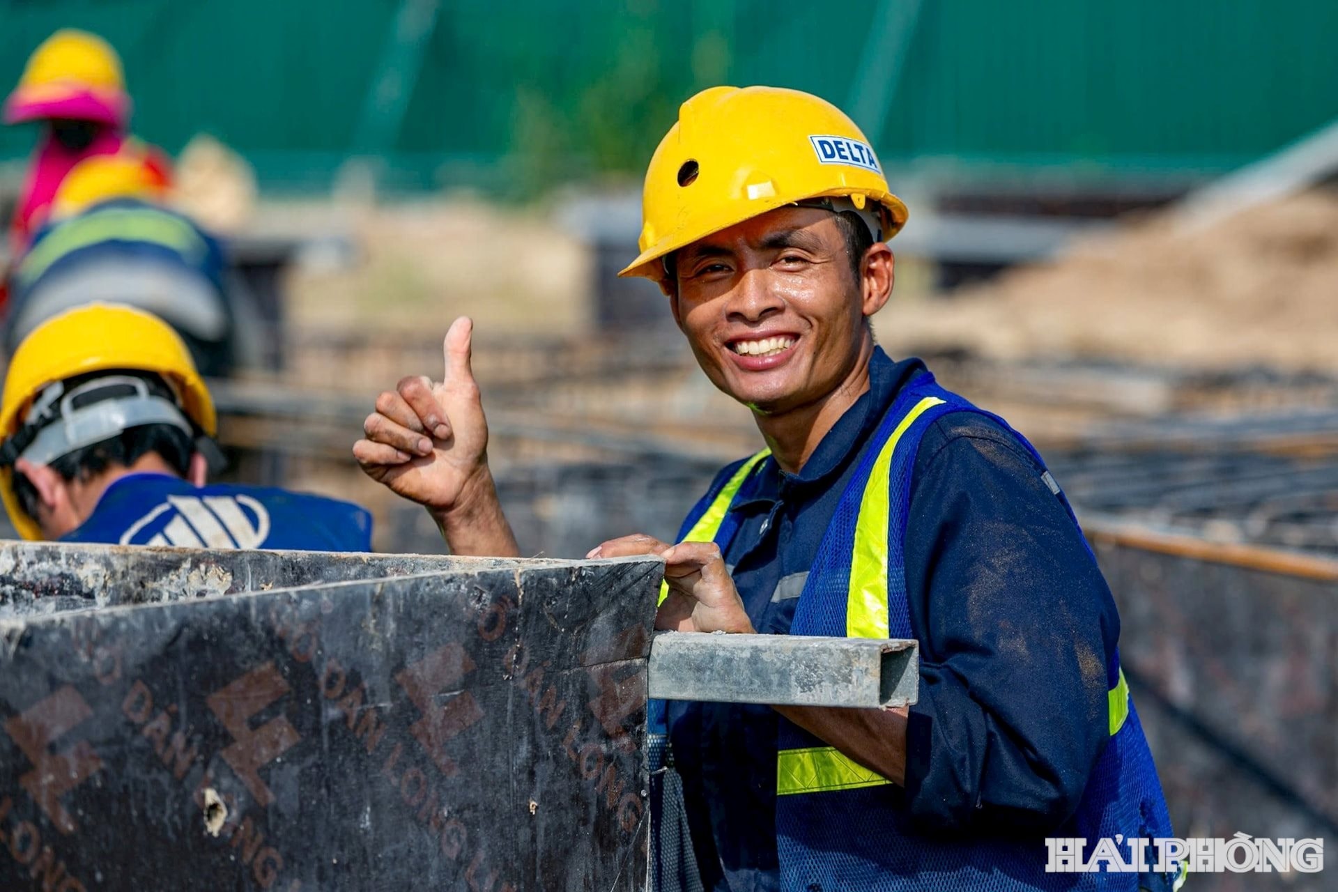 Nụ cười người lao động trên công trường Dự án nhà ở xã hội khu đô thị Tân Phú Hưng