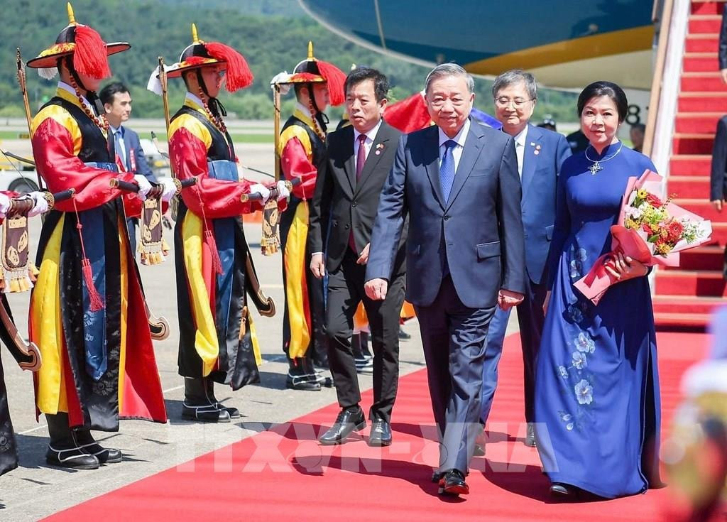tong-bi-thu-to-lam-va-phu-nhan-bat-dau-chuyen-tham-cap-nha-nuoc-toi-han-quoc1.jpg
