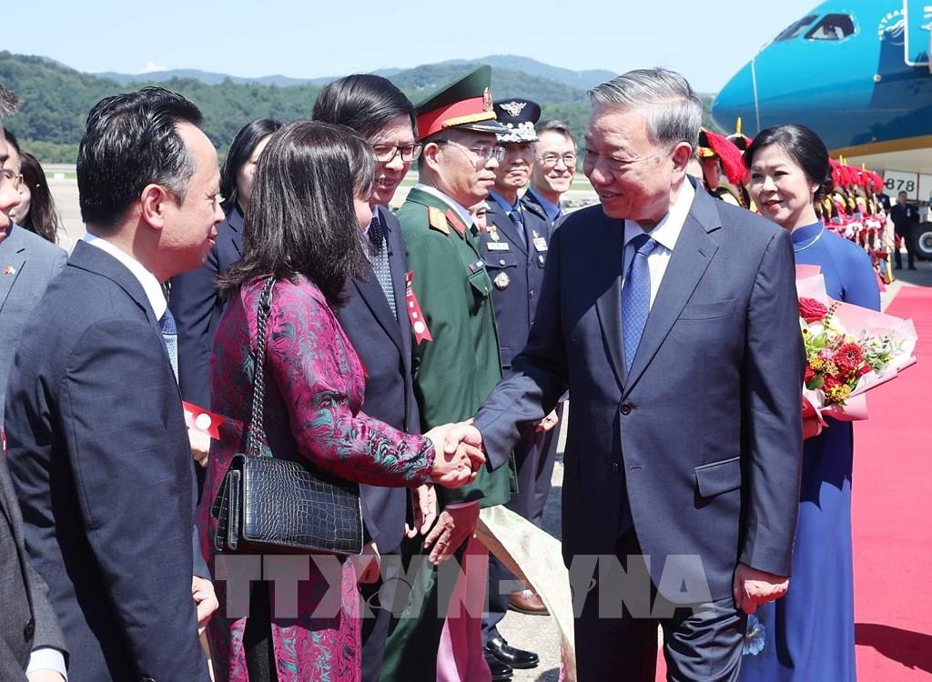 tong-bi-thu-to-lam-va-phu-nhan-bat-dau-chuyen-tham-cap-nha-nuoc-toi-han-quoc3.jpg