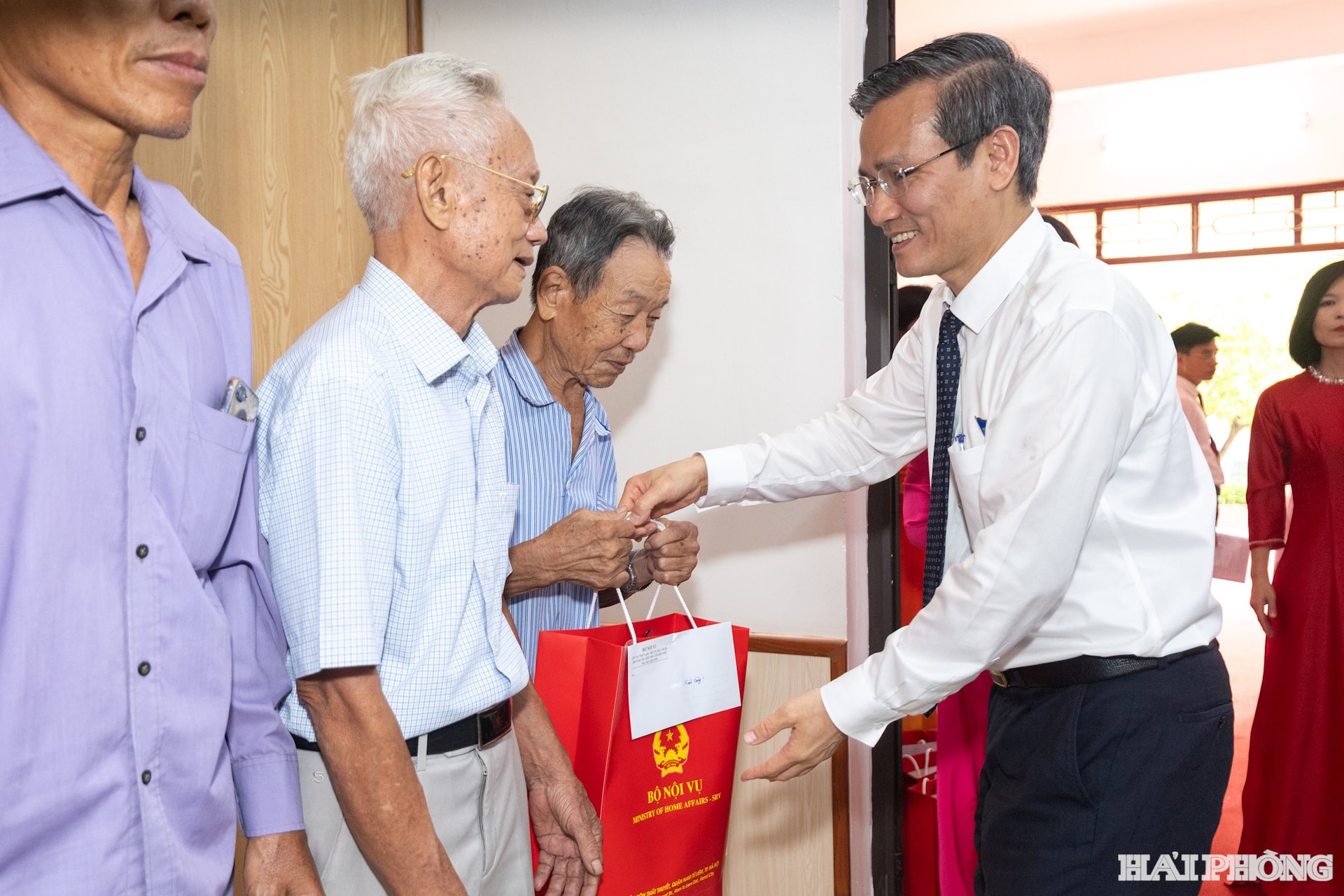 20 phần quà được trao đến tay các thương binh, bệnh binh, thân nhân liệt sĩ, nạn nhân chất độc hóa học..