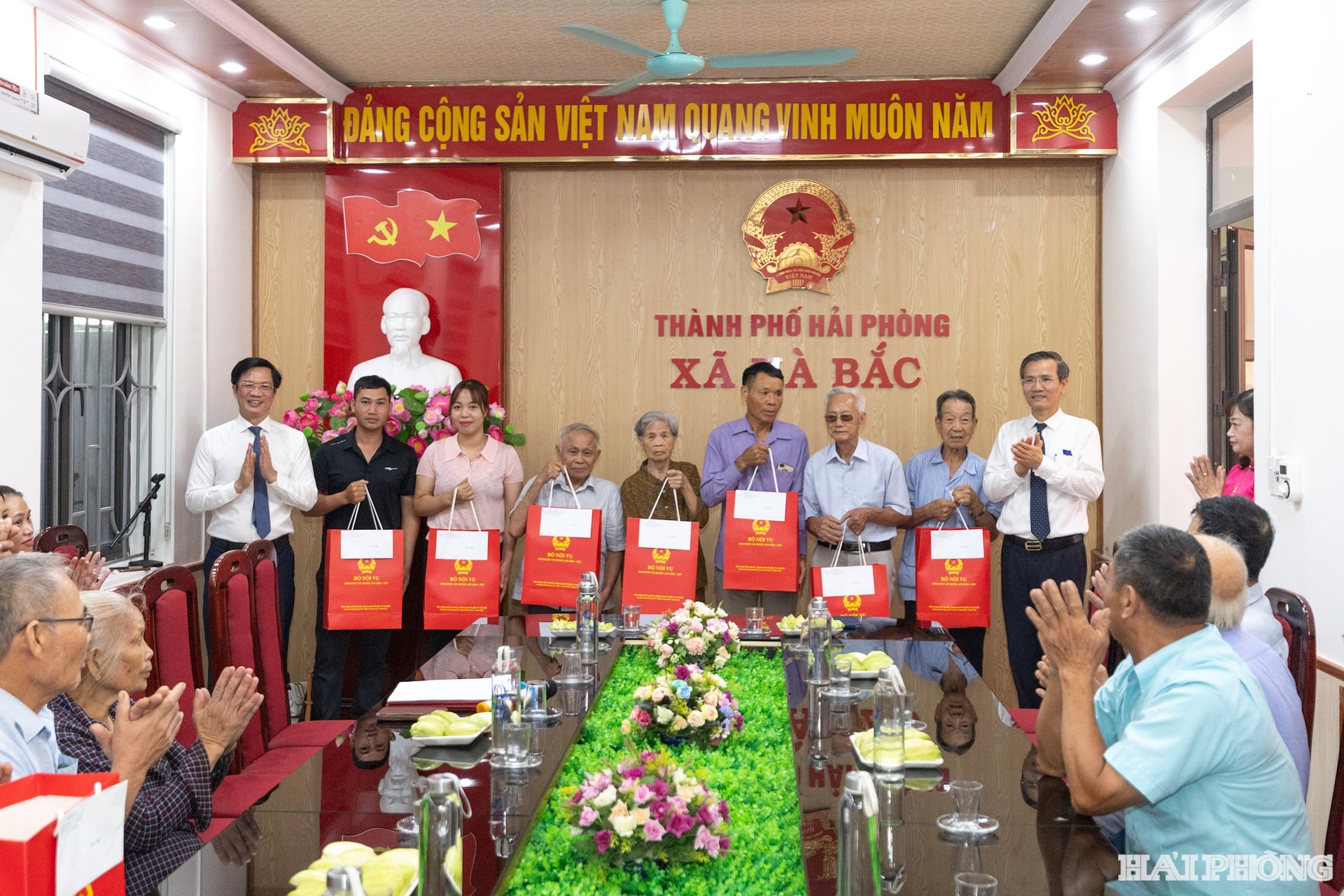Đồng chí Cao Huy và đồng chí Phạm Văn Lập trao quà cho các hộ gia đình chính sách ở xã Hà Bắc