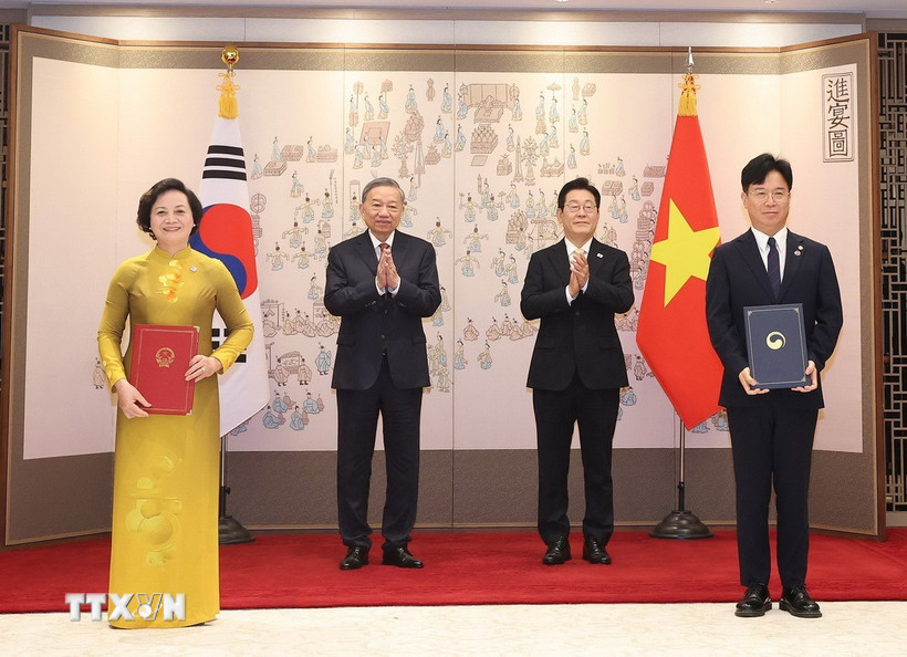 Tổng Bí thư Tô Lâm và Tổng thống Hàn Quốc Lee Jae Myung chứng kiến lễ trao Bản ghi nhớ về phái cử và tiếp nhận lao động sang làm việc tại Hàn Quốc theo chương trình EPS, ký giữa Bộ Nội vụ Việt Nam và Bộ Lao động và Việc làm Hàn Quốc. (Ảnh: Thống Nhất/TTXVN)